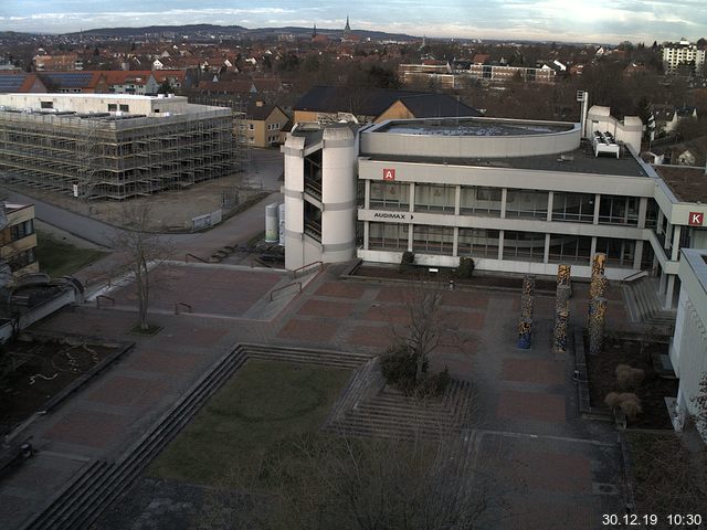 Foto der Webcam: Verwaltungsgebäude, Innenhof mit Audimax, Hörsaal-Gebäude 1