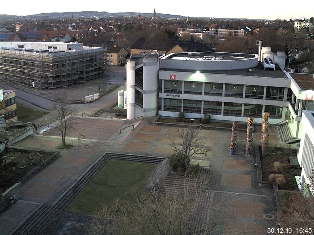 Foto der Webcam: Verwaltungsgebäude, Innenhof mit Audimax, Hörsaal-Gebäude 1