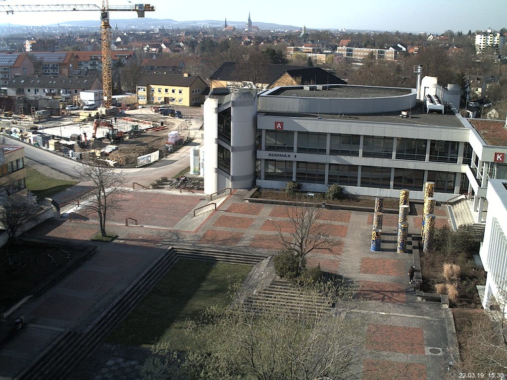 Foto der Webcam: Verwaltungsgebäude, Innenhof mit Audimax, Hörsaal-Gebäude 1