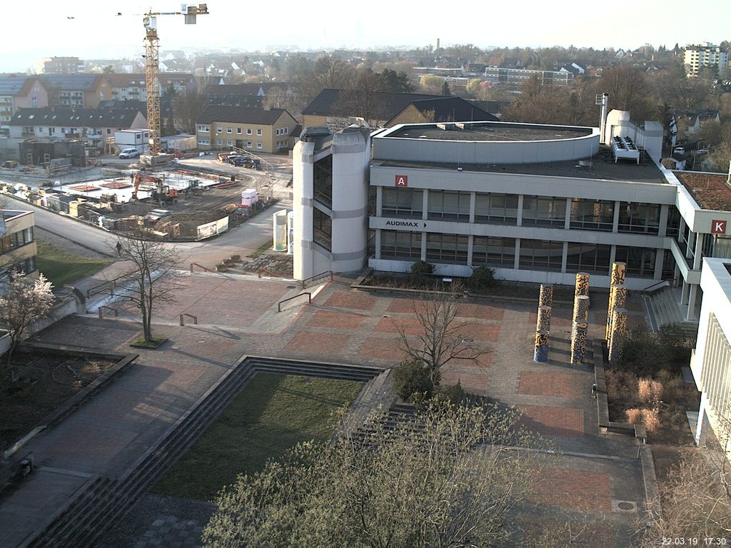 Foto der Webcam: Verwaltungsgebäude, Innenhof mit Audimax, Hörsaal-Gebäude 1