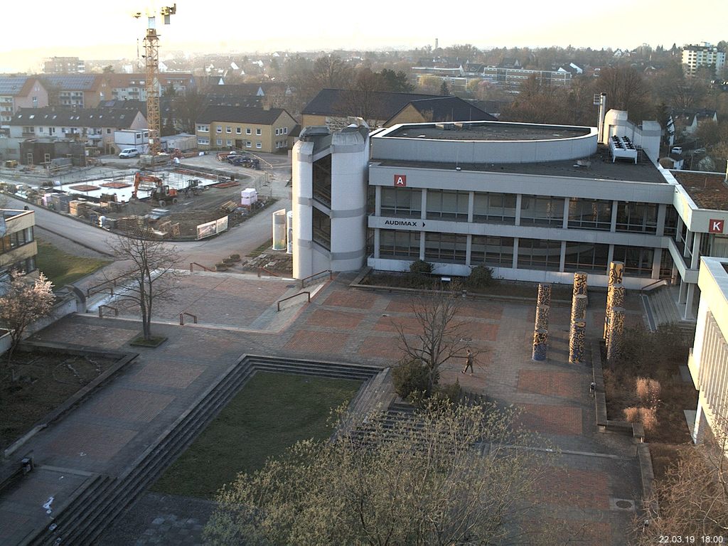 Foto der Webcam: Verwaltungsgebäude, Innenhof mit Audimax, Hörsaal-Gebäude 1