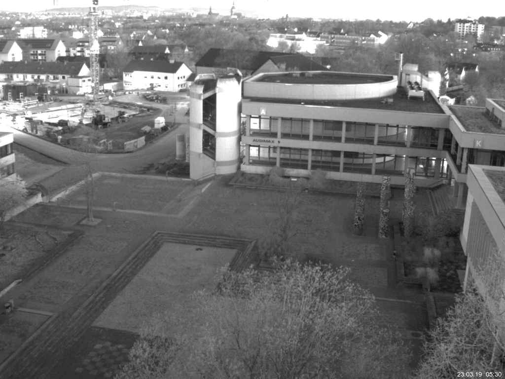 Foto der Webcam: Verwaltungsgebäude, Innenhof mit Audimax, Hörsaal-Gebäude 1