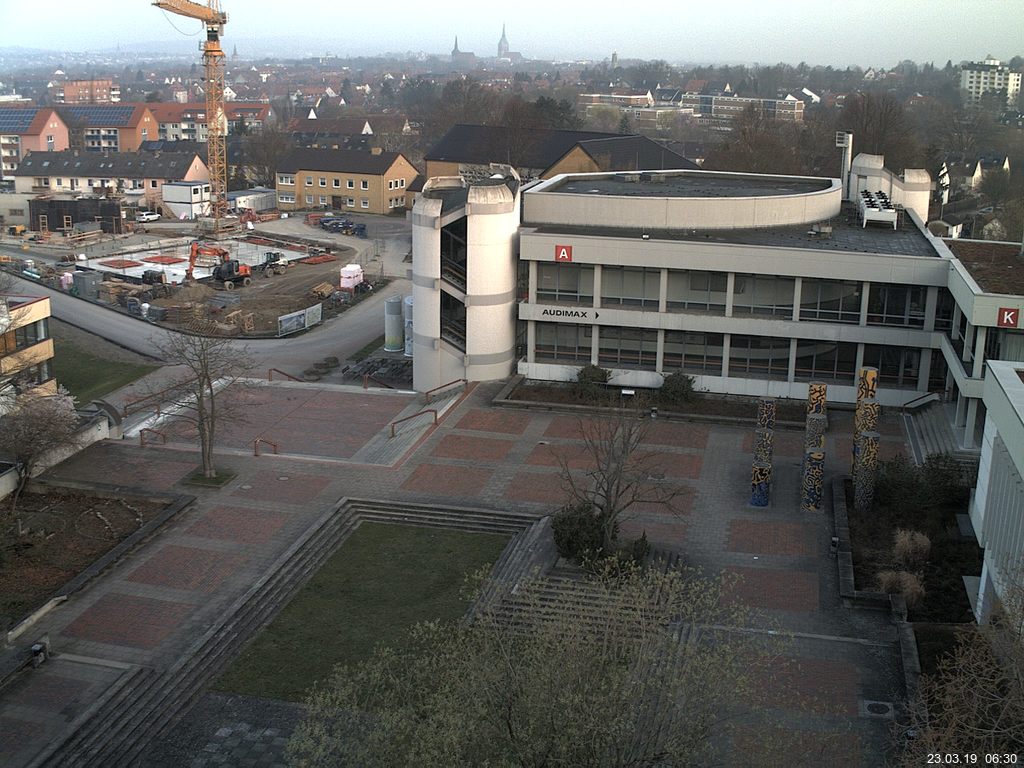 Foto der Webcam: Verwaltungsgebäude, Innenhof mit Audimax, Hörsaal-Gebäude 1