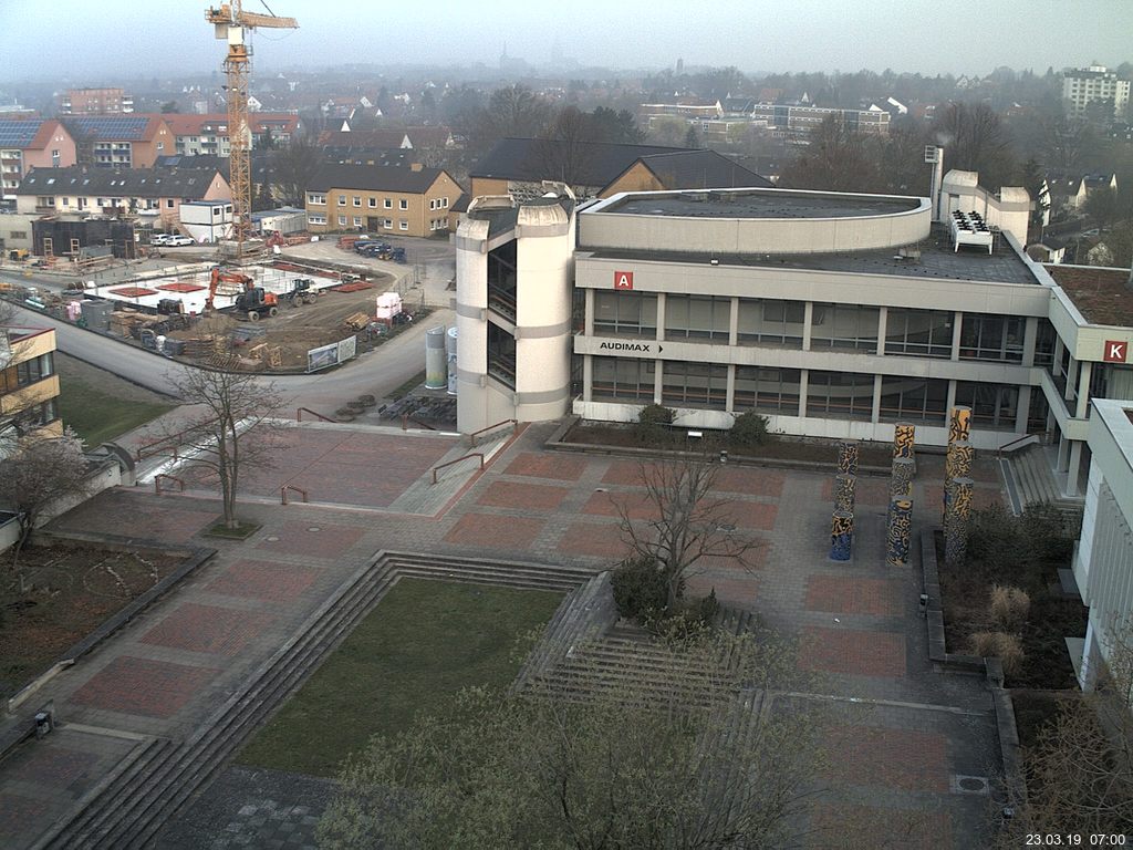 Foto der Webcam: Verwaltungsgebäude, Innenhof mit Audimax, Hörsaal-Gebäude 1