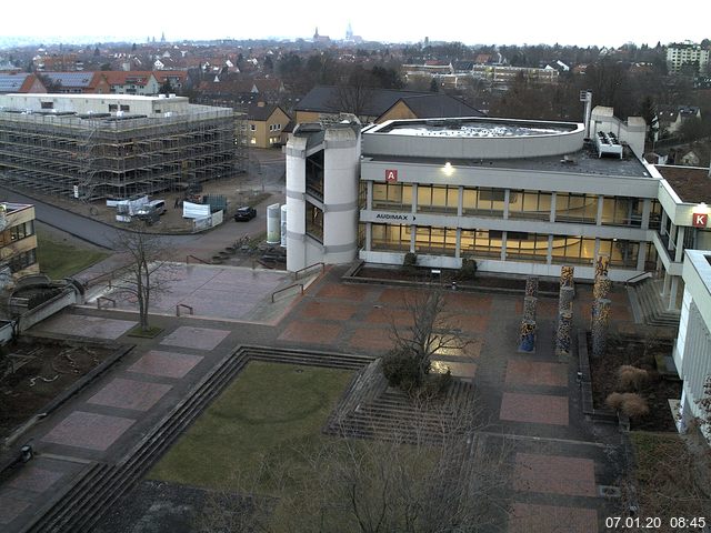 Foto der Webcam: Verwaltungsgebäude, Innenhof mit Audimax, Hörsaal-Gebäude 1