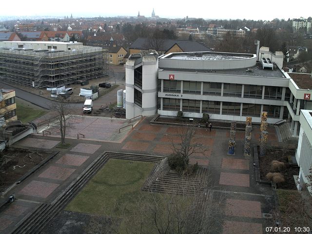 Foto der Webcam: Verwaltungsgebäude, Innenhof mit Audimax, Hörsaal-Gebäude 1