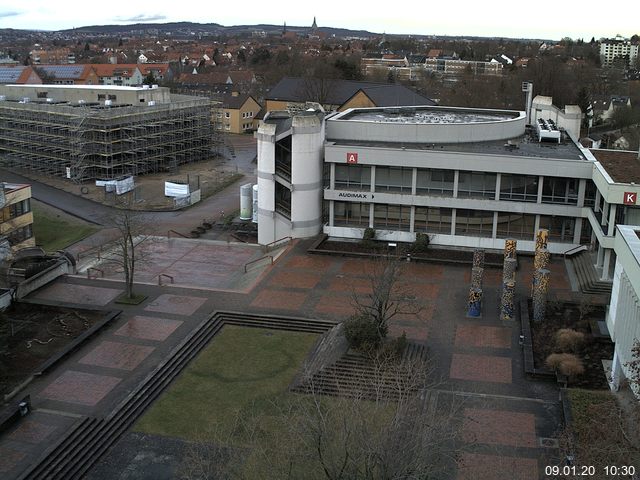 Foto der Webcam: Verwaltungsgebäude, Innenhof mit Audimax, Hörsaal-Gebäude 1