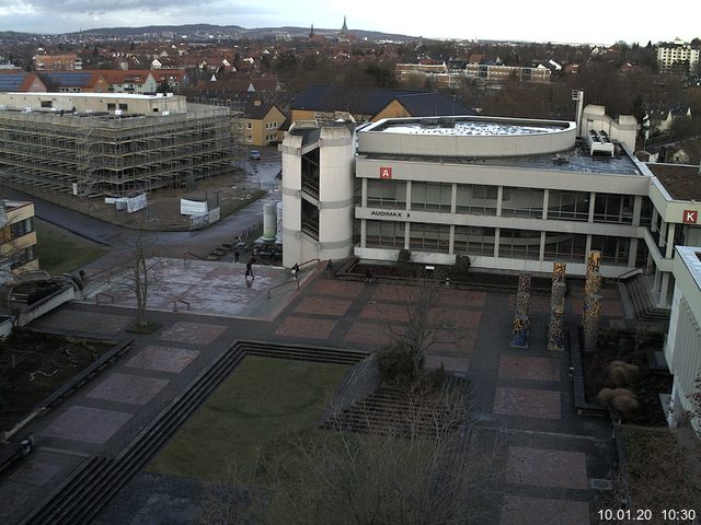 Foto der Webcam: Verwaltungsgebäude, Innenhof mit Audimax, Hörsaal-Gebäude 1