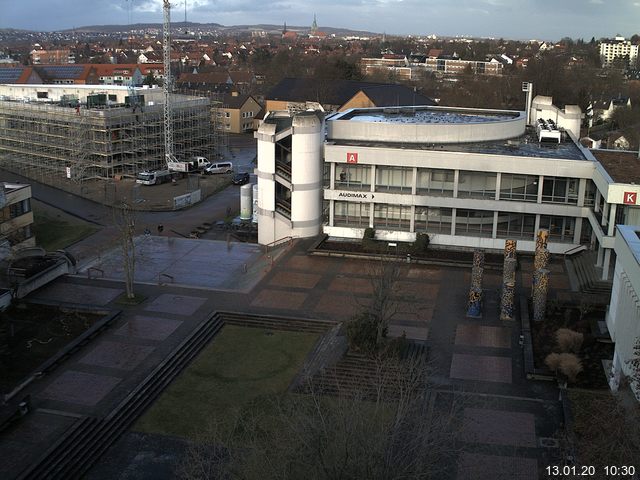 Foto der Webcam: Verwaltungsgebäude, Innenhof mit Audimax, Hörsaal-Gebäude 1