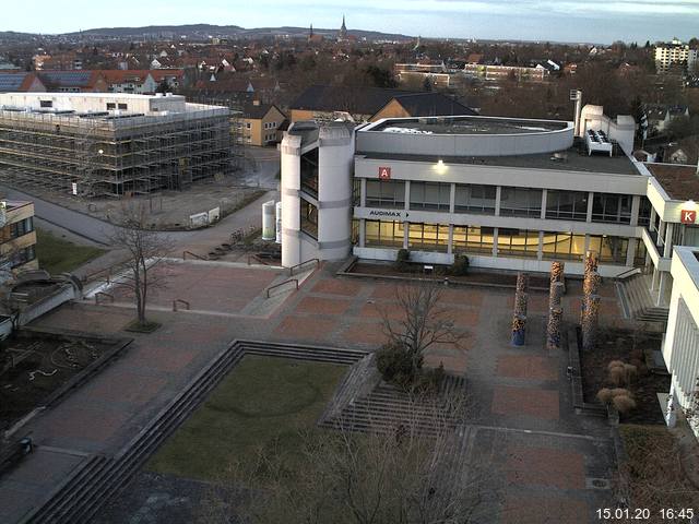 Foto der Webcam: Verwaltungsgebäude, Innenhof mit Audimax, Hörsaal-Gebäude 1