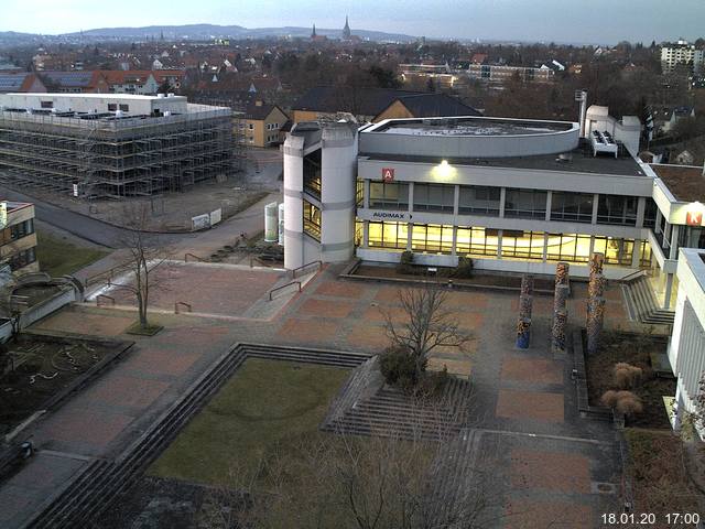 Foto der Webcam: Verwaltungsgebäude, Innenhof mit Audimax, Hörsaal-Gebäude 1