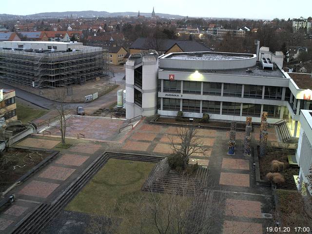 Foto der Webcam: Verwaltungsgebäude, Innenhof mit Audimax, Hörsaal-Gebäude 1