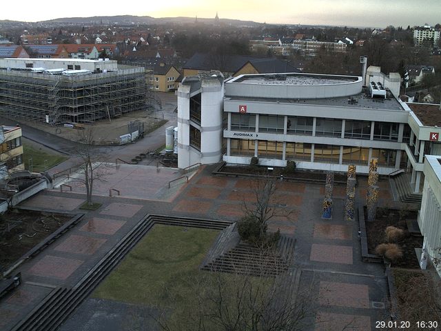 Foto der Webcam: Verwaltungsgebäude, Innenhof mit Audimax, Hörsaal-Gebäude 1