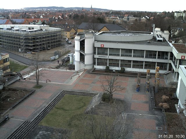 Foto der Webcam: Verwaltungsgebäude, Innenhof mit Audimax, Hörsaal-Gebäude 1