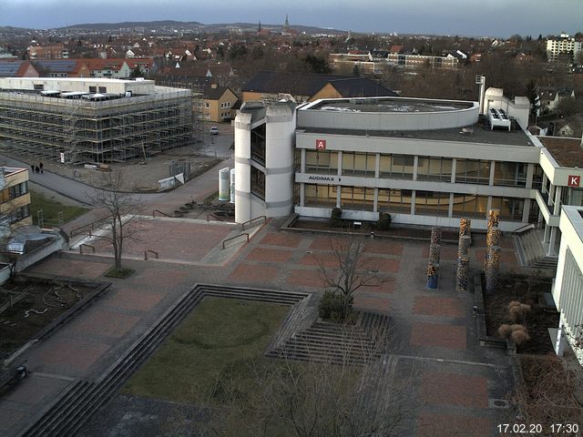 Foto der Webcam: Verwaltungsgebäude, Innenhof mit Audimax, Hörsaal-Gebäude 1