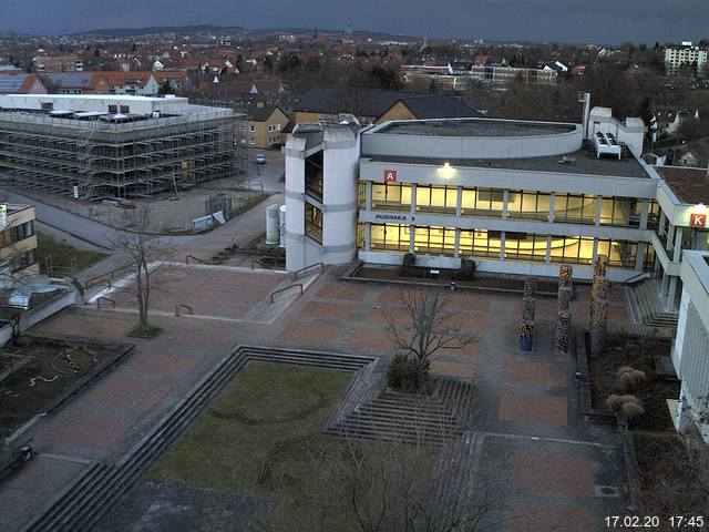 Foto der Webcam: Verwaltungsgebäude, Innenhof mit Audimax, Hörsaal-Gebäude 1