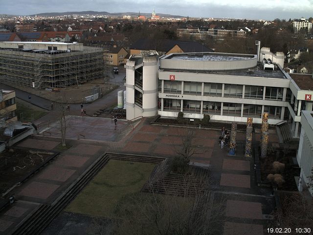 Foto der Webcam: Verwaltungsgebäude, Innenhof mit Audimax, Hörsaal-Gebäude 1