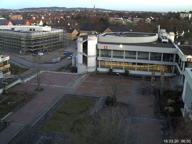 Foto der Webcam: Verwaltungsgebäude, Innenhof mit Audimax, Hörsaal-Gebäude 1