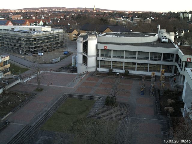 Foto der Webcam: Verwaltungsgebäude, Innenhof mit Audimax, Hörsaal-Gebäude 1