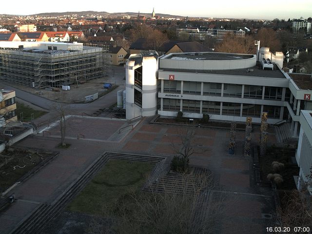 Foto der Webcam: Verwaltungsgebäude, Innenhof mit Audimax, Hörsaal-Gebäude 1