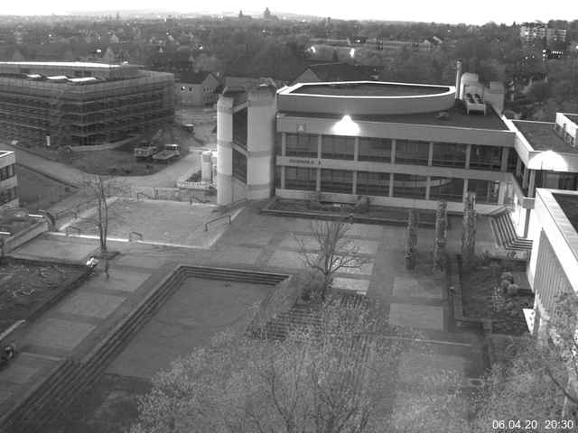 Foto der Webcam: Verwaltungsgebäude, Innenhof mit Audimax, Hörsaal-Gebäude 1