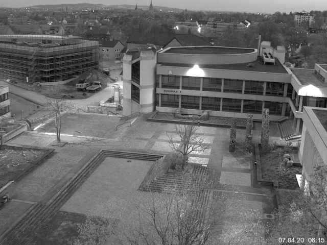 Foto der Webcam: Verwaltungsgebäude, Innenhof mit Audimax, Hörsaal-Gebäude 1