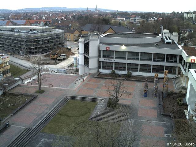 Foto der Webcam: Verwaltungsgebäude, Innenhof mit Audimax, Hörsaal-Gebäude 1