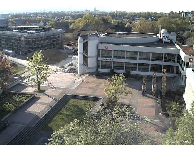 Foto der Webcam: Verwaltungsgebäude, Innenhof mit Audimax, Hörsaal-Gebäude 1