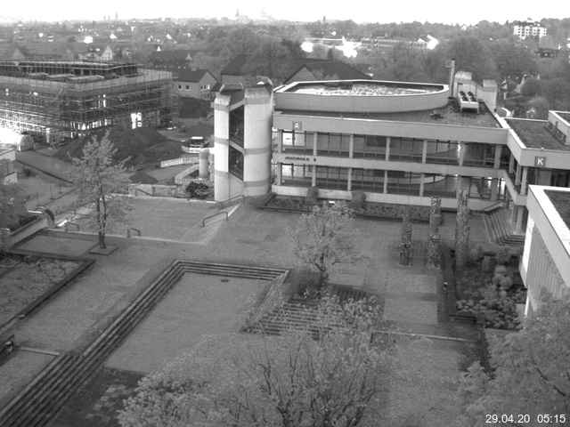 Foto der Webcam: Verwaltungsgebäude, Innenhof mit Audimax, Hörsaal-Gebäude 1