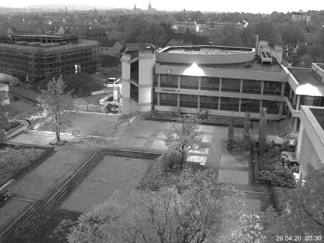 Foto der Webcam: Verwaltungsgebäude, Innenhof mit Audimax, Hörsaal-Gebäude 1