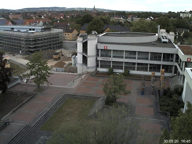 Foto der Webcam: Verwaltungsgebäude, Innenhof mit Audimax, Hörsaal-Gebäude 1