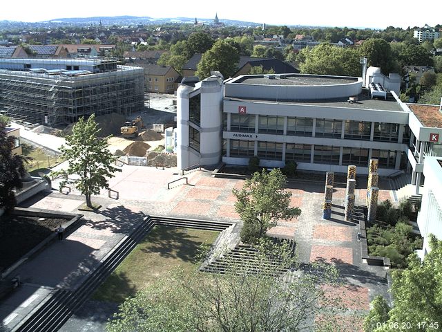 Foto der Webcam: Verwaltungsgebäude, Innenhof mit Audimax, Hörsaal-Gebäude 1