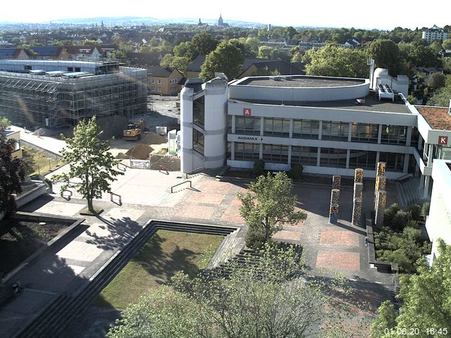 Foto der Webcam: Verwaltungsgebäude, Innenhof mit Audimax, Hörsaal-Gebäude 1