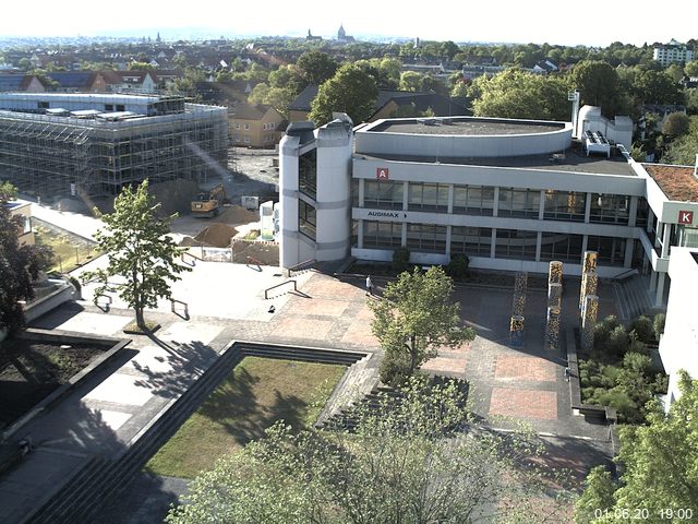 Foto der Webcam: Verwaltungsgebäude, Innenhof mit Audimax, Hörsaal-Gebäude 1