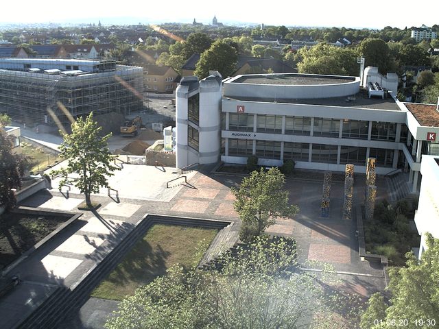 Foto der Webcam: Verwaltungsgebäude, Innenhof mit Audimax, Hörsaal-Gebäude 1