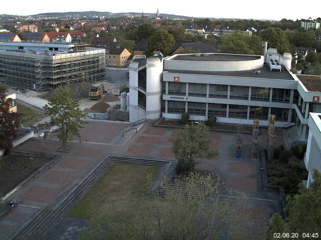 Foto der Webcam: Verwaltungsgebäude, Innenhof mit Audimax, Hörsaal-Gebäude 1