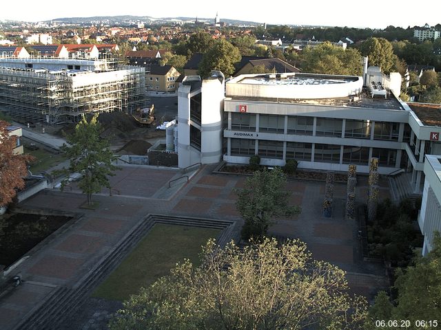 Foto der Webcam: Verwaltungsgebäude, Innenhof mit Audimax, Hörsaal-Gebäude 1