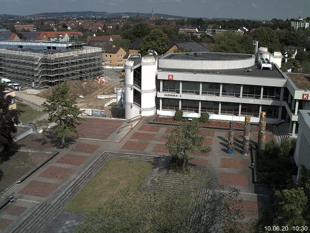 Foto der Webcam: Verwaltungsgebäude, Innenhof mit Audimax, Hörsaal-Gebäude 1