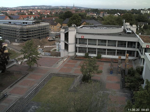 Foto der Webcam: Verwaltungsgebäude, Innenhof mit Audimax, Hörsaal-Gebäude 1