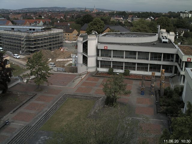 Foto der Webcam: Verwaltungsgebäude, Innenhof mit Audimax, Hörsaal-Gebäude 1