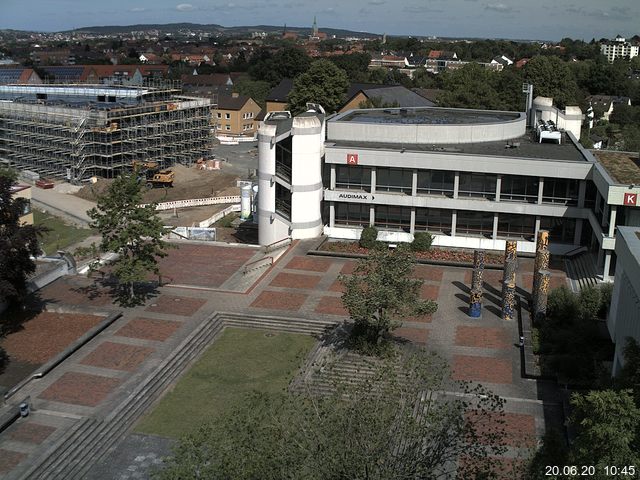 Foto der Webcam: Verwaltungsgebäude, Innenhof mit Audimax, Hörsaal-Gebäude 1