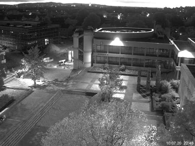 Foto der Webcam: Verwaltungsgebäude, Innenhof mit Audimax, Hörsaal-Gebäude 1