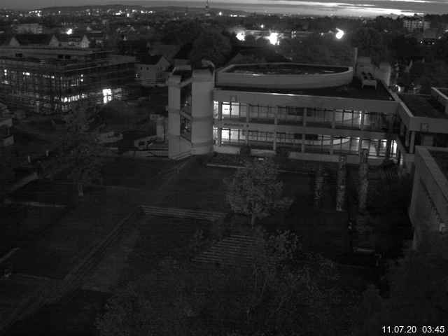 Foto der Webcam: Verwaltungsgebäude, Innenhof mit Audimax, Hörsaal-Gebäude 1