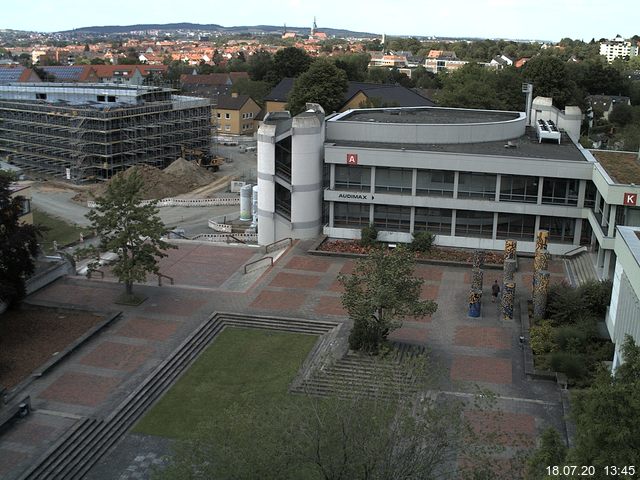 Foto der Webcam: Verwaltungsgebäude, Innenhof mit Audimax, Hörsaal-Gebäude 1