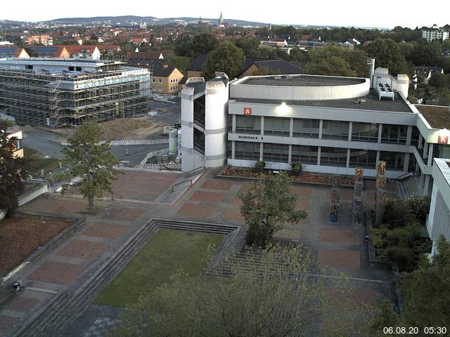 Foto der Webcam: Verwaltungsgebäude, Innenhof mit Audimax, Hörsaal-Gebäude 1