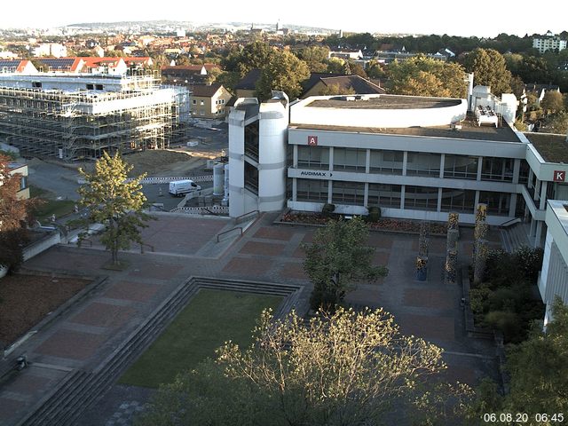 Foto der Webcam: Verwaltungsgebäude, Innenhof mit Audimax, Hörsaal-Gebäude 1