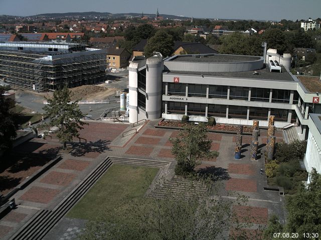 Foto der Webcam: Verwaltungsgebäude, Innenhof mit Audimax, Hörsaal-Gebäude 1