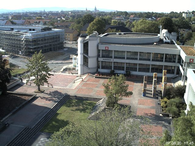 Foto der Webcam: Verwaltungsgebäude, Innenhof mit Audimax, Hörsaal-Gebäude 1