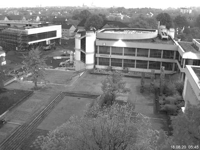 Foto der Webcam: Verwaltungsgebäude, Innenhof mit Audimax, Hörsaal-Gebäude 1