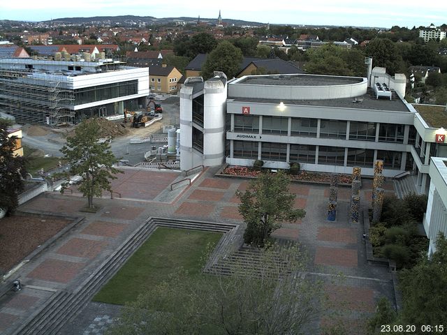 Foto der Webcam: Verwaltungsgebäude, Innenhof mit Audimax, Hörsaal-Gebäude 1